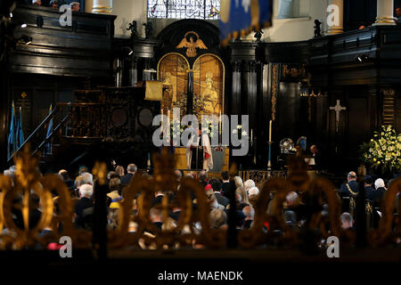 Eine allgemeine Ansicht der Gründer' Day Service, der 100-Jahrfeier der Gründung der Royal Air Force im St Clement Danes Kirche zu gedenken, in London. Stockfoto