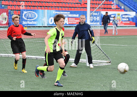 Orenburg, Russland - 28 Mai, 2017 Jahr: Die Jungs Fußball spielen in der Vorrunde spiele Fussball festival" Lokobol-2017' Stockfoto