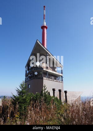 Malerische Gebäude von TV-Sender Turm auf dem Berg von Lysa Hora in Beskiden in der Tschechischen Republik mit klarem, blauem Himmel in 2017 warmen sonnigen au Stockfoto