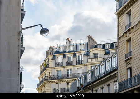 Wohngebäude im Haussmannschen Stil in Paris, Frankreich. Stockfoto