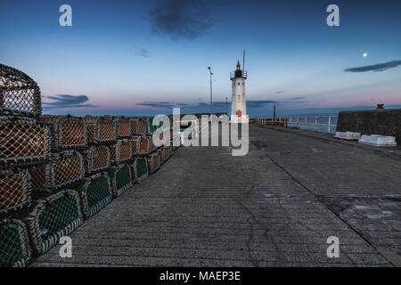 Anstruther Leuchtturm, Fife, Schottland. Anstruther ist ein kleines Dorf am nördlichen Ufer des Firth von weiter. Stockfoto