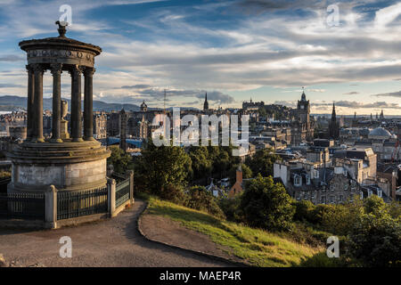 Dugald Stewart Monument auf Calton Hill mit Blick auf die Skyline der Stadt bei Sonnenuntergang, Edinburgh, Schottland, UK. Stockfoto