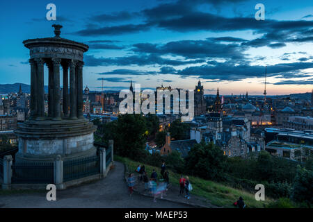 Dugald Stewart Monument auf Calton Hill mit Blick auf die Skyline der Stadt bei Sonnenuntergang, Edinburgh, Schottland, UK. Stockfoto