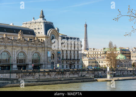 Paris, Frankreich, 14. März 2018: Blick auf die Fassade des ehemaligen Orsay Bahnhof, in dem sich das Orsay Museum seit 1986, mit dem Eiffelturm i Stockfoto