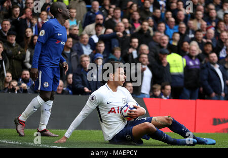 Tottenham Hotspur der Dele Alli (rechts) reagiert auf eine Herausforderung von Chelsea's N'Golo Kante in der Premier League an der Stamford Bridge, London. Stockfoto