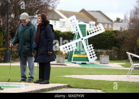 Ältere Menschen im Bild Spaß Spielen Crazy Golf in Chichester, West Sussex, UK. Stockfoto