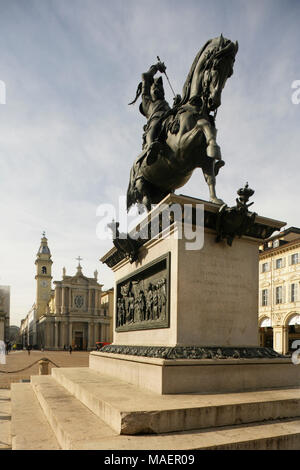 Denkmal für Emanuele Filiberto, Piazza San Carlo, Turin, Itay mit der Chiesa di San Carlo Borromeo im Hintergrund. Stockfoto