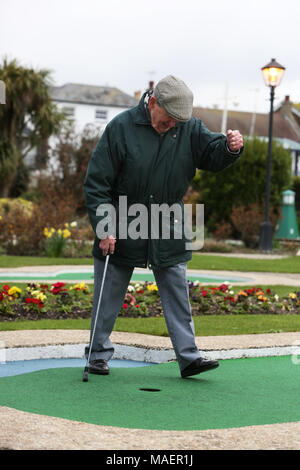 Ältere Menschen im Bild Spaß Spielen Crazy Golf in Chichester, West Sussex, UK. Stockfoto