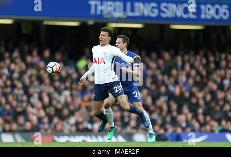 Tottenham Hotspur der Dele Alli (links) und Chelsea's Cesar Azpilicueta Kampf um den Ball während der Premier League Match an der Stamford Bridge, London. Stockfoto