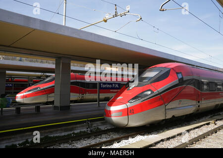 Weingut Frecciarossa 1000 (ETR 400) 400 km/h schnellen Züge am Bahnhof Torino Porta Nuova, Italien. Stockfoto