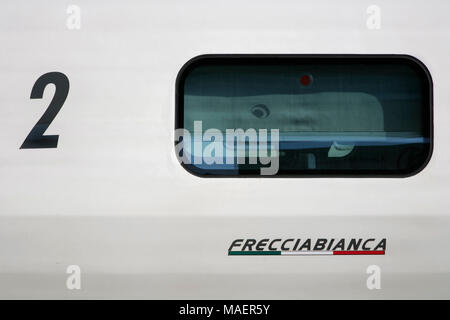 Italienische Bahn ETR 460 Frecciabianca pendolino (Kippen) High speed am Bahnhof Torino Porta Nuova Bahnhof warten. Stockfoto