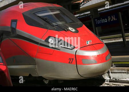 Weingut Frecciarossa 1000 (ETR 400) 400 km/h schnellen am Bahnhof Torino Porta Nuova, Italien. Stockfoto