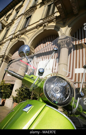 Grüne Piaggio Vespa Motorroller, Turin, Italien. Stockfoto