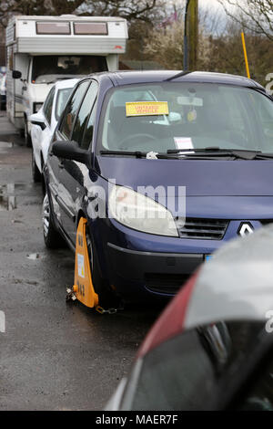 Eine unversteuerte Fahrzeug abgebildet auf der Straße in Chichester, West Sussex, UK geparkt. Stockfoto