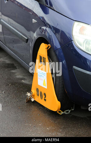 Eine unversteuerte Fahrzeug abgebildet auf der Straße in Chichester, West Sussex, UK geparkt. Stockfoto