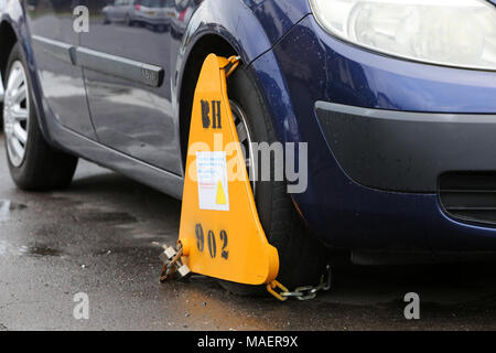 Eine unversteuerte Fahrzeug abgebildet auf der Straße in Chichester, West Sussex, UK geparkt. Stockfoto