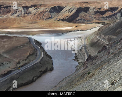 Zusammenfluss von zwei Berge Flüsse: Streams von Grau und Braun fließen in jedes andere unter die grauen und braunen Felsen. Stockfoto