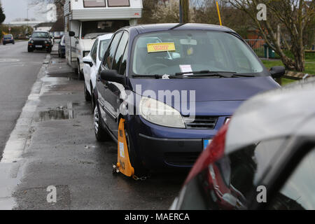 Eine unversteuerte Fahrzeug abgebildet auf der Straße in Chichester, West Sussex, UK geparkt. Stockfoto