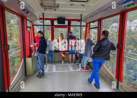 Passagiere in Olympos Seilbahn, Antalya, Türkei, Türkische Riviera, Mount Olympos, Shakespeare Berg, Stockfoto