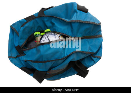 Zeitbombe im Inneren blaue Tasche. Auf weissem Hintergrund. Nachahmung des Sprengsatzes. Idee von Waffen, terroristischen Anschlägen und Gewalt. Stockfoto