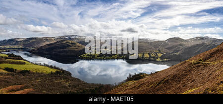 Panoramablick über Ullswater von der Seite des Gowbarrow fiel mit dem Himmel in der ruhigen See spiegeln Stockfoto