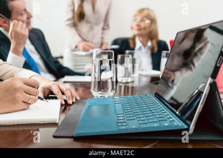Nahaufnahme der Hand eines Business woman Schreiben auf einem Notebook Stockfoto