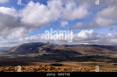 Blencathra gesehen von der Spitze des Großen Mell fiel zusammen mit Bannerdale Bowscale fiel, Klippen und Souther fiel Stockfoto