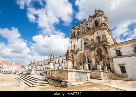 Hauptfassade des Alcobaca Kloster (Mosteiro de Santa Maria) in Portugal, im gotischen und barocken Architektur. Ein Weltkulturerbe seit 1997 Stockfoto