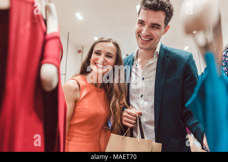 Paar Begierde für neue Kleidung in Mode Shopping Spree Stockfoto