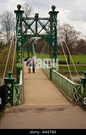 Port Hill Fußgängerbrücke in Shrewsbury, Shropshire, England, historische Elemente und Metall Hängebrücke aus 1922 Stockfoto