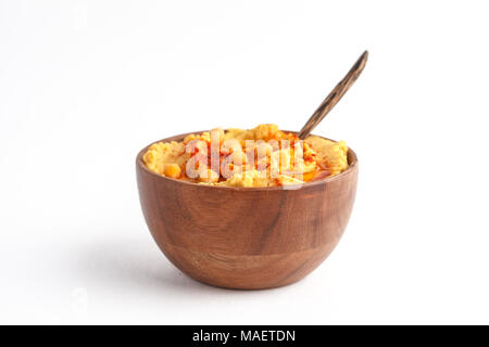 Traditionelle Hummus mit Paprika in eine hölzerne Schüssel, auf weißem Hintergrund Stockfoto