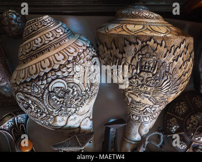 Vintage Tibetischen riesige Muscheln mit Bildern der buddhistischen Götter, eine musikalische religiösen Instrument. Stockfoto