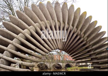 Detail der Quantensprung Skulptur, der das Leben und die Werke von Charles Darwin, in Shrewsbury, Shropshire, England Stockfoto