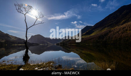 Am frühen Morgen Spiegel - wie Reflexionen über Buttermere mit Fleetwith Hecht und Heuballen im Hintergrund. Stockfoto