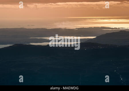 Atemberaubende Aussicht vom Gipfel des Ben Mor Coigach (der höchste Gipfel auf der Insel Mull) nach Norden über Coll, Ulva suchen und die umliegenden Inseln. Stockfoto