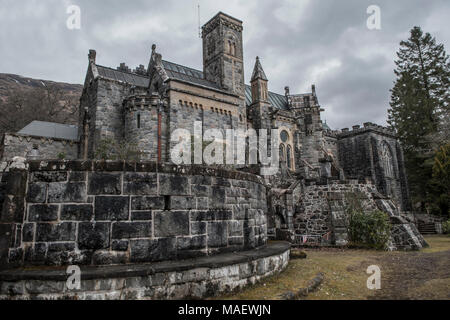 Die außergewöhnliche Architektur des Hl. Conan's Kirk in den Highlands von Schottland - eine Mischung aus architektonischen Stilen auf Loch Awe, Argyll und Bute Stockfoto