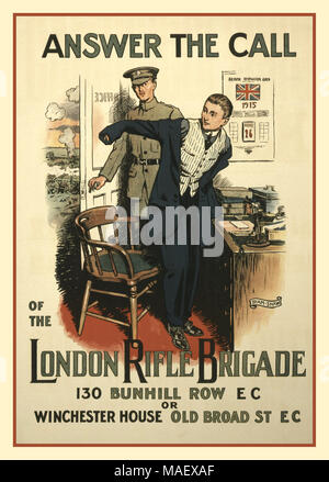 Jahrgang 1915 UK WW 1 Lithographie Rekrutierung Poster' dem Ruf der London Rifle Brigade' Poster mit zivilen stieg von seinem Schreibtisch und setzen auf seinen Mantel, als britische Armee Mann in Uniform die Tür öffnet zu offenbaren eine Welt Krieg 1 Schlachtfeld Hinweise: 130 Bunhill Row EG oder Winchester House, Old Broad St. EG.; Byam Shaw.; Titel von Los. Datum 1915 Stockfoto