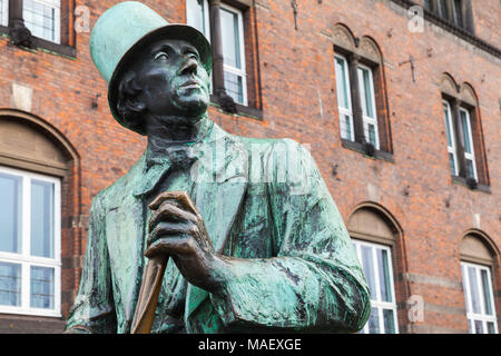 Hans Christian Andersen sitzt in der Rathausplatz in Form eines großen Statue. Die Bronzestatue wurde von Henry Luckow-Nielsen gemacht und wurde b Stockfoto