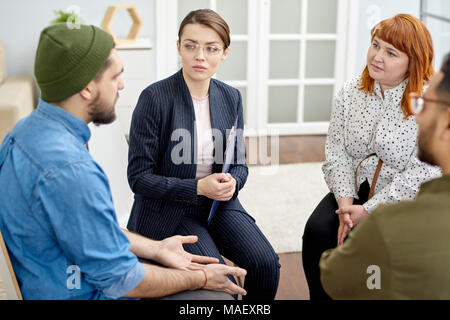 Begabter Psychologe Eingehüllt in Arbeit Stockfoto