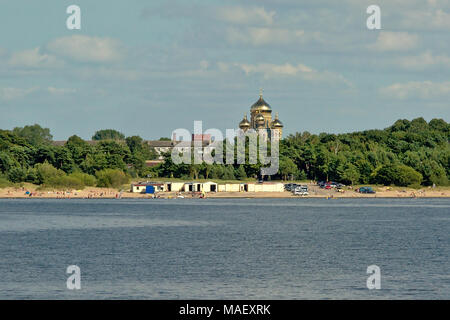 Der Strand entlang der Ostsee von Karosta, ehemaligen sowjetischen Basis, mit Bäumen hinter und Kathedrale mit goldener Kuppel, Stockfoto