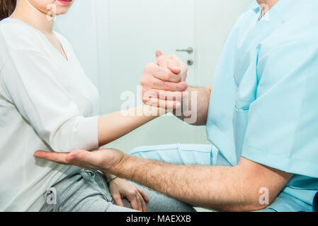 Neurologische körperliche Untersuchung der Hände Reflexe. Arzt Neurologe prüft den Status der Reflexe des Patienten im Krankenhaus. Selecti Stockfoto