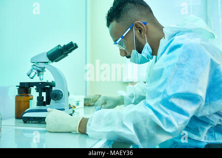 Forschung Wissenschaftler im Labor arbeiten Verwirrt Stockfoto