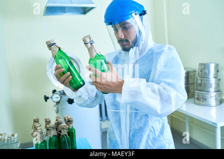 Techniker arbeiten in chemischen Anlagen Stockfoto