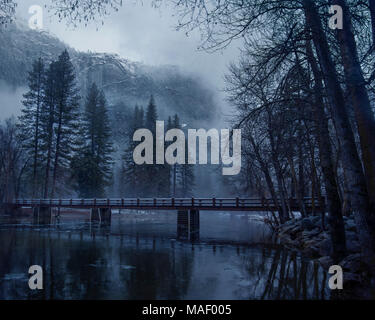 Der Merced River fließt durch den Yosemite Valley in der frühen Morgendämmerung Stunden auch als blaue Stunde bekannt Stockfoto