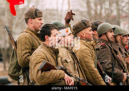 Gomel, Belarus - November 26, 2016: Soldaten der sowjetischen Roten Armee in den Reihen nach der Schlacht. Wiederaufbau der Befreiung der Stadt von Gom Stockfoto