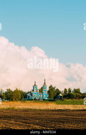 Orthodoxe Kirche in einer ländlichen Landschaft vor dem Hintergrund der Wolken. Krasnyy Partizan, dobrush Bezirk, Region Gomel, Belarus. Stockfoto