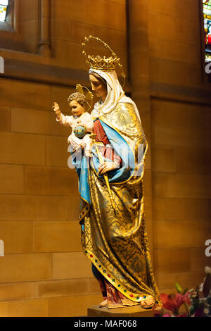 Statue der Maria und dem Jesuskind in St Mary's Cathedral, Sydney. Stockfoto