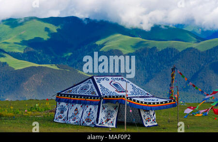 Tibetische Jurte auf der Wiese, Litang, westliches Sichuan, China Stockfoto