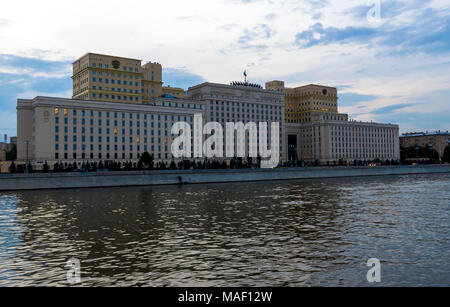 Moskau, Russland - Juli 29, 2017: Gebäude des Ministeriums für Verteidigung der Russischen Föderation auf Frunzenskaya Damm in Moskau Stockfoto