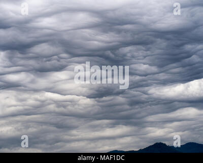 Asperitas cloud. Seltsame Formation. Früher als Asparatus undulatus bekannt. Über Italien. Stockfoto